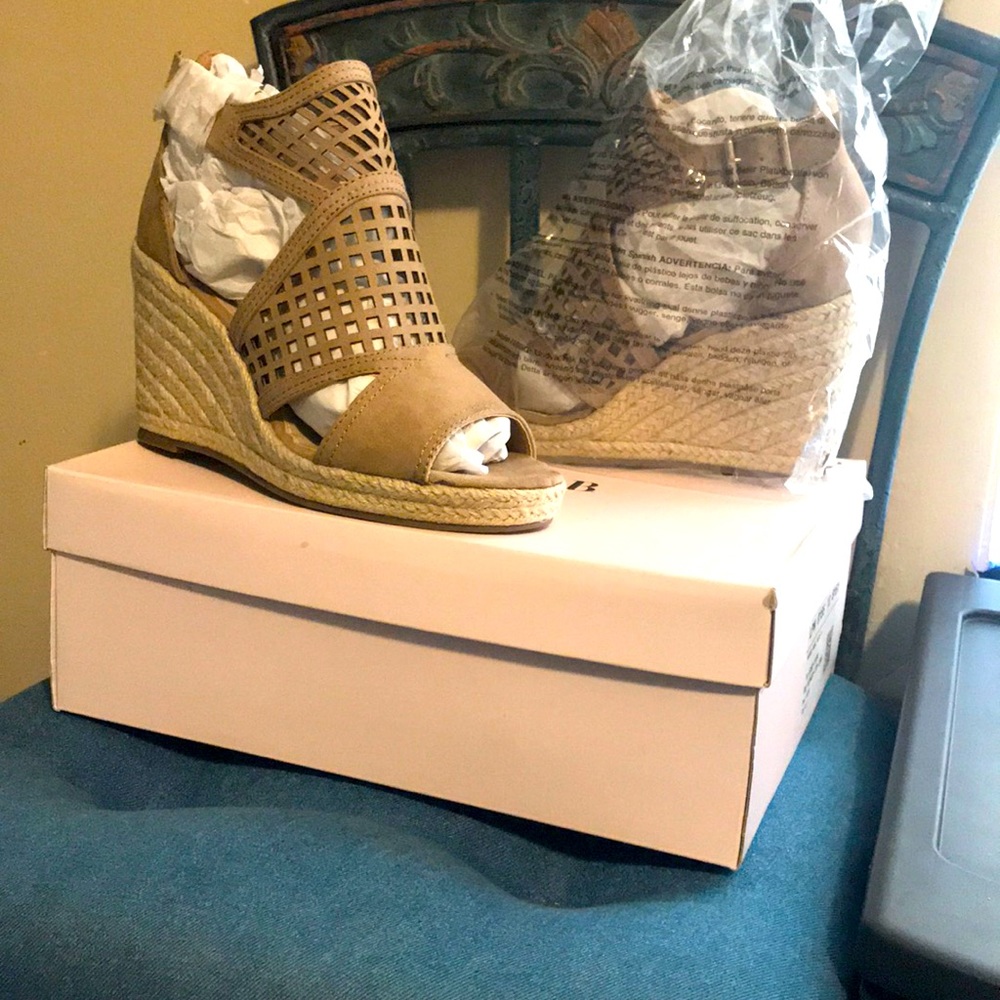 “Mable” Cutout Wedges